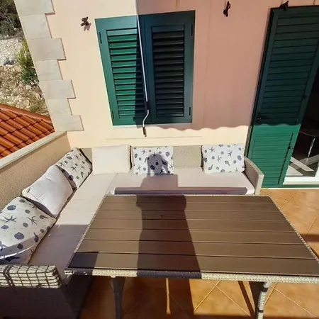 Robinson Medvidna Hvar