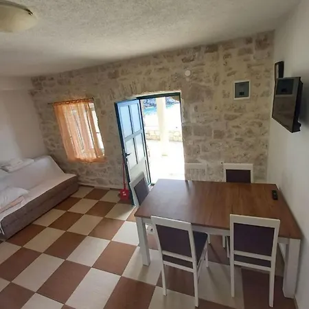Robinson Medvidna Hvar Zastražišće