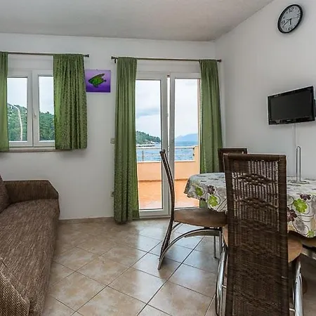 Robinson Medvidna Hvar